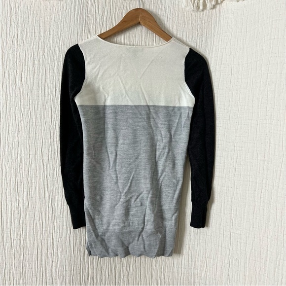 Ann Taylor Gray white charcoal color block v-neck merino wool sweater size XS - Picture 4 of 7